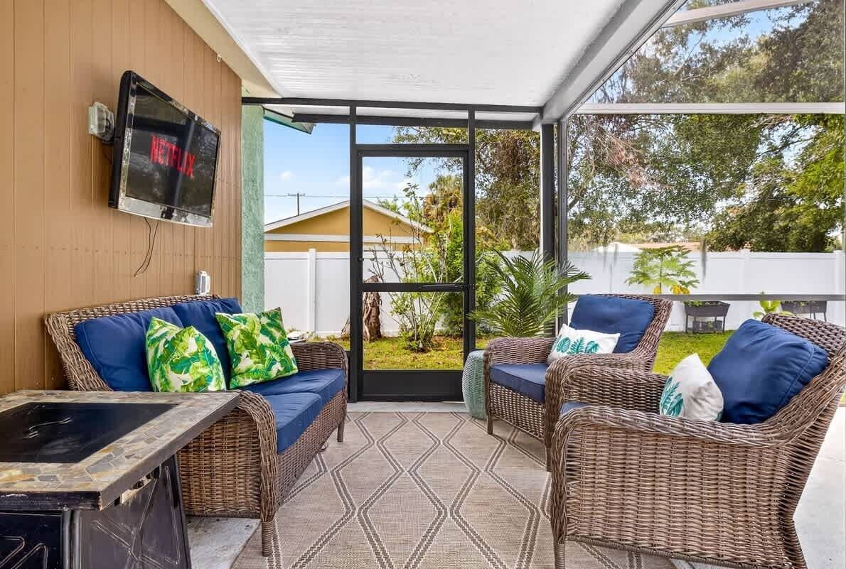 Una televisión, una chimenea