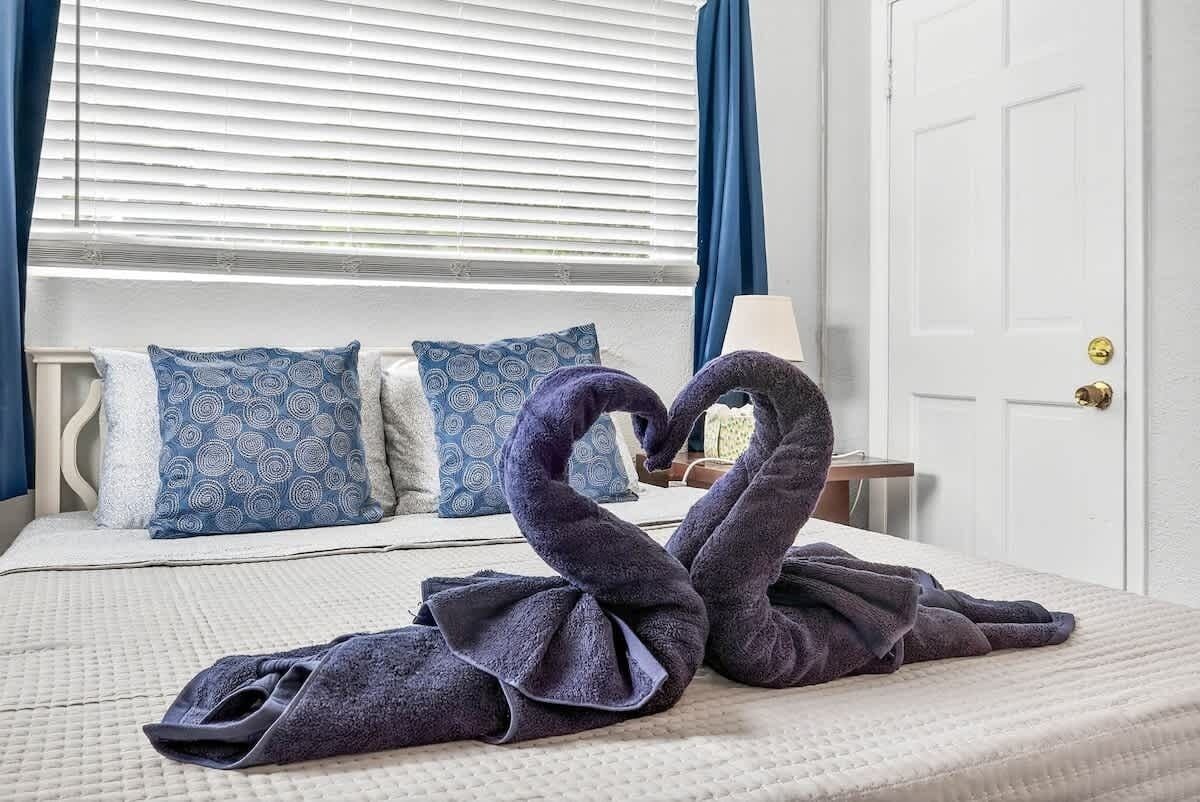 4 bedrooms, iron/ironing board, WiFi, bed sheets