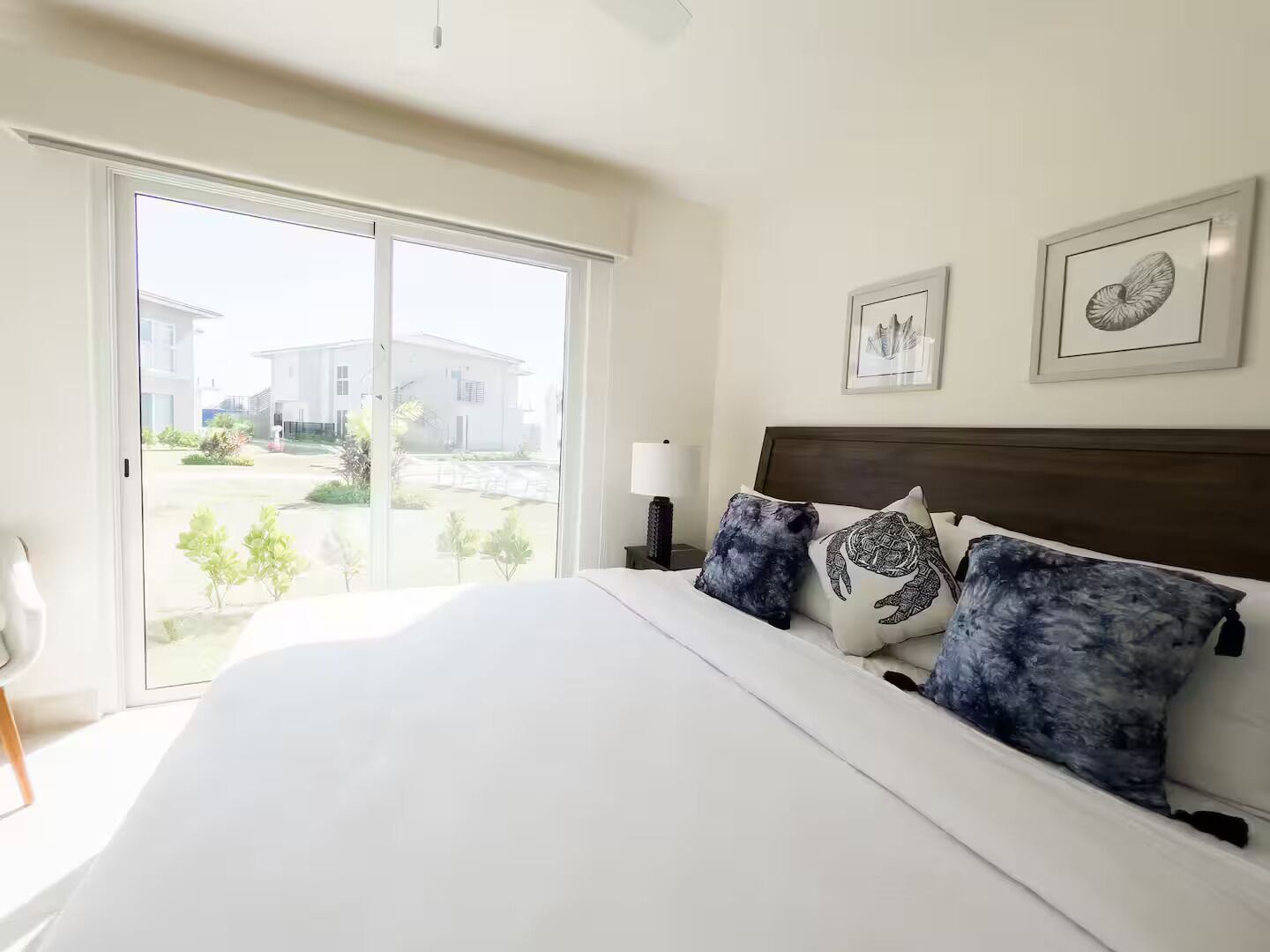 Een strijkplank/strijkijzer, wifi, beddengoed