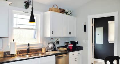 Delightful 3-bedroom house with AC in charming Bumpass