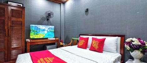 Dobbeltrom – basic | Skrivebord, blendingsgardiner, wi-fi (inkludert) og sengetøy