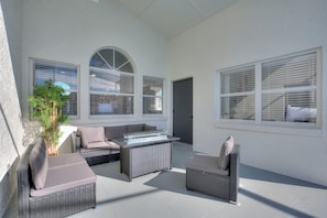 Terrace/patio - Family-Friendly 4BR Villa with Pool, Games Room, Minutes from Disney (Kissimmee)