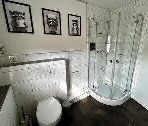Shower, hair dryer, towels, soap - FEWO Unterm Stein - Whole house - 5 bedrooms (Alheim)