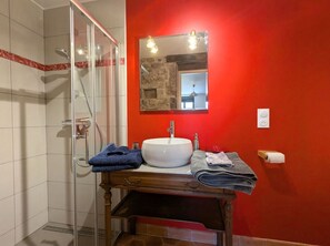 Douche, sèche-cheveux, serviettes fournies, papier toilette