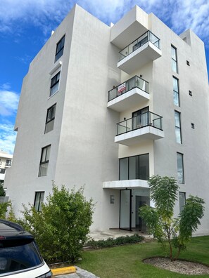 Exterior - 2-bedroom apartment in Downtown Punta Cana with private pool , AC and gym access (Punta Cana)