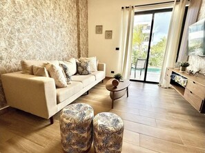 Smart TV - 2-bedroom apartment in Downtown Punta Cana with private pool , AC and gym access (Punta Cana)
