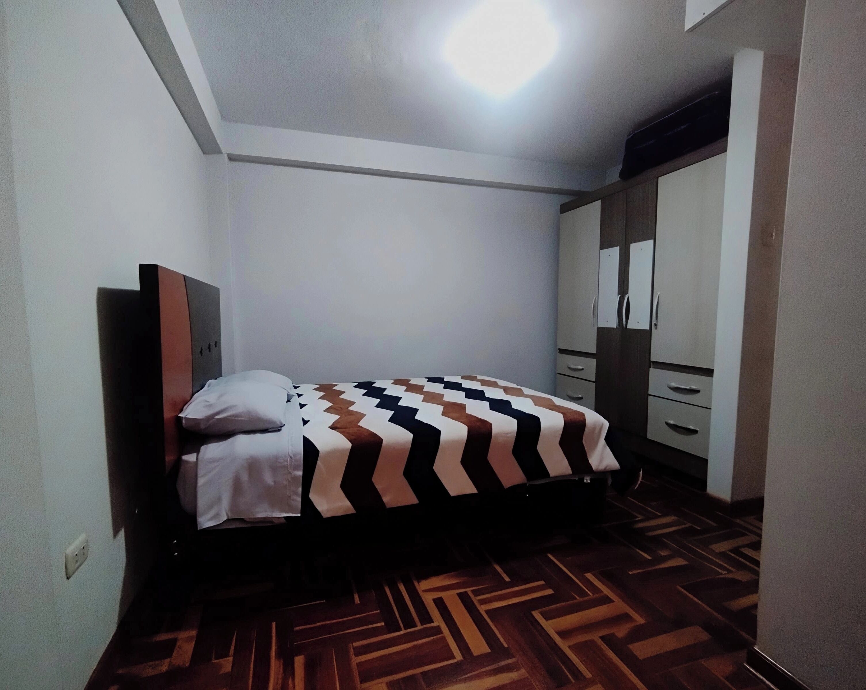 Silitysrauta/-lauta, Wi-Fi, vuodevaatteet