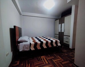 Tabla de planchar con plancha, wifi y ropa de cama 