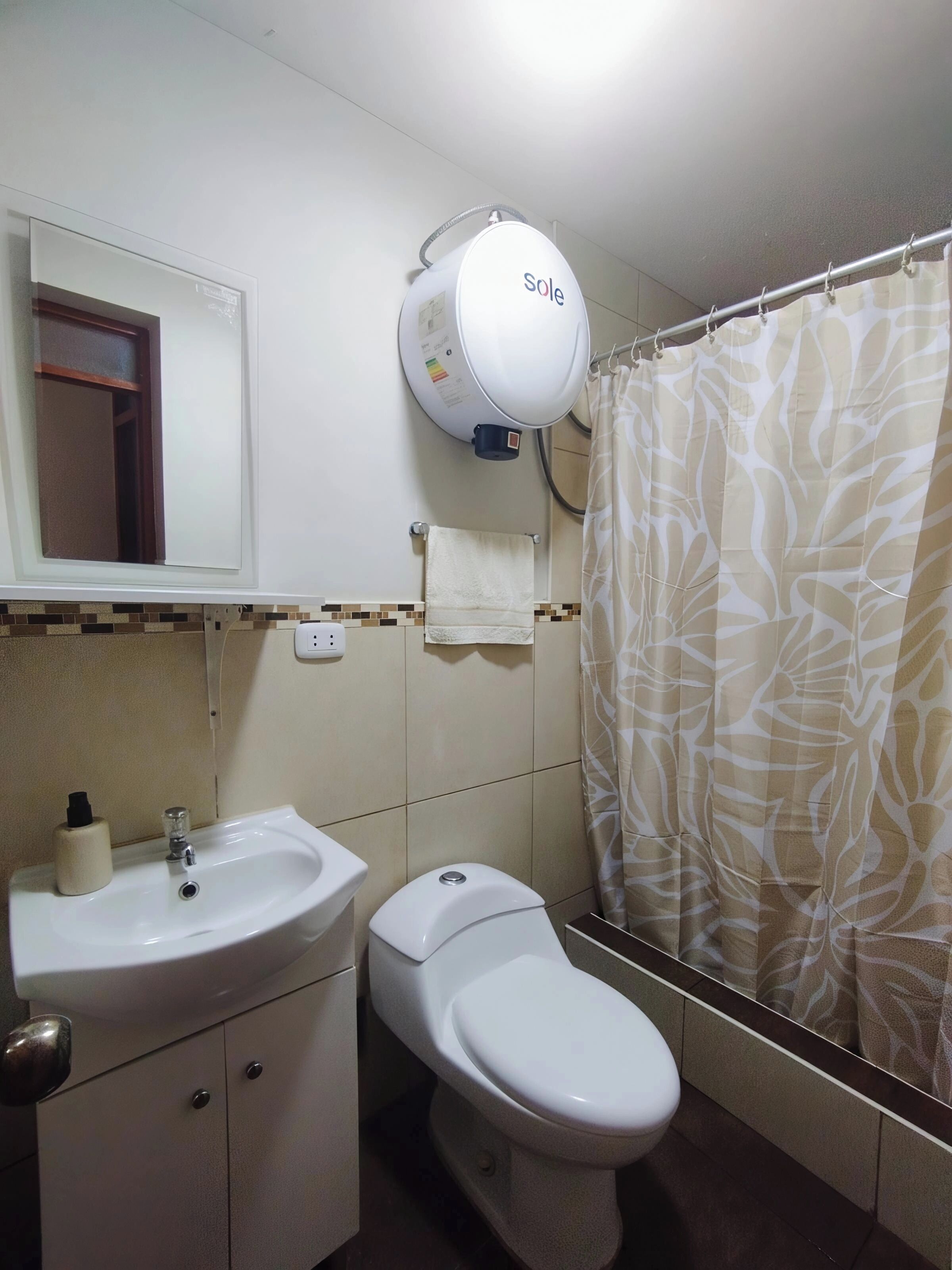 Sèche-cheveux, serviettes fournies, savon, papier toilette