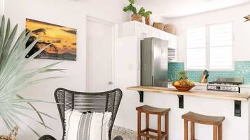 Frigorífico, microondas, horno y placa de cocina