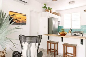 Kjøleskap, mikrobølgeovn, ovn og kokeplater