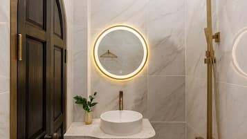 Doccia, set di cortesia gratuito, asciugacapelli, asciugamani