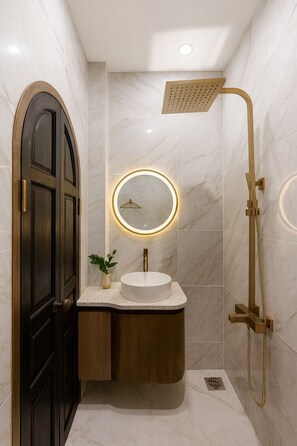 Doccia, set di cortesia gratuito, asciugacapelli, asciugamani