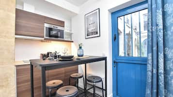 Apartment | Eigene Küche | Kühlschrank, Mikrowelle, Herdplatte, Wasserkocher mit Kaffee-/Teezubehör