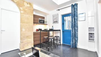 Apartamento | Cozinha privada | Geladeira, micro-ondas, cooktop, cafeteira/chaleira