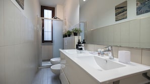 A modern bathroom with a large mirror, two sinks, and a toilet. - Italianway Easy - Leoncavallo 45 (Milan)