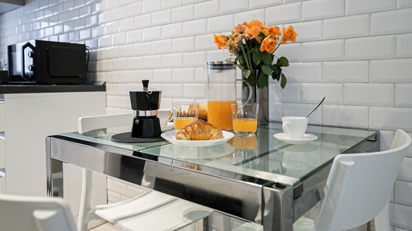 Apartamento (2 Bedrooms) | Cozinha privada | Micro-ondas, fogão, cooktop, chaleira elétrica