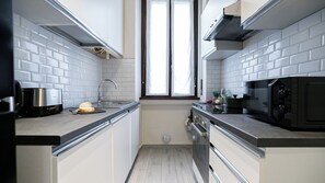 Appartement (2 Bedrooms) | Privékeuken | Een magnetron, een oven, een kookplaat, een waterkoker
