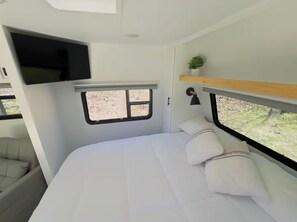 2 bedrooms, free WiFi, bed sheets - Private, Bright, and Cozy Camper - Close to Beaches! (Wells)