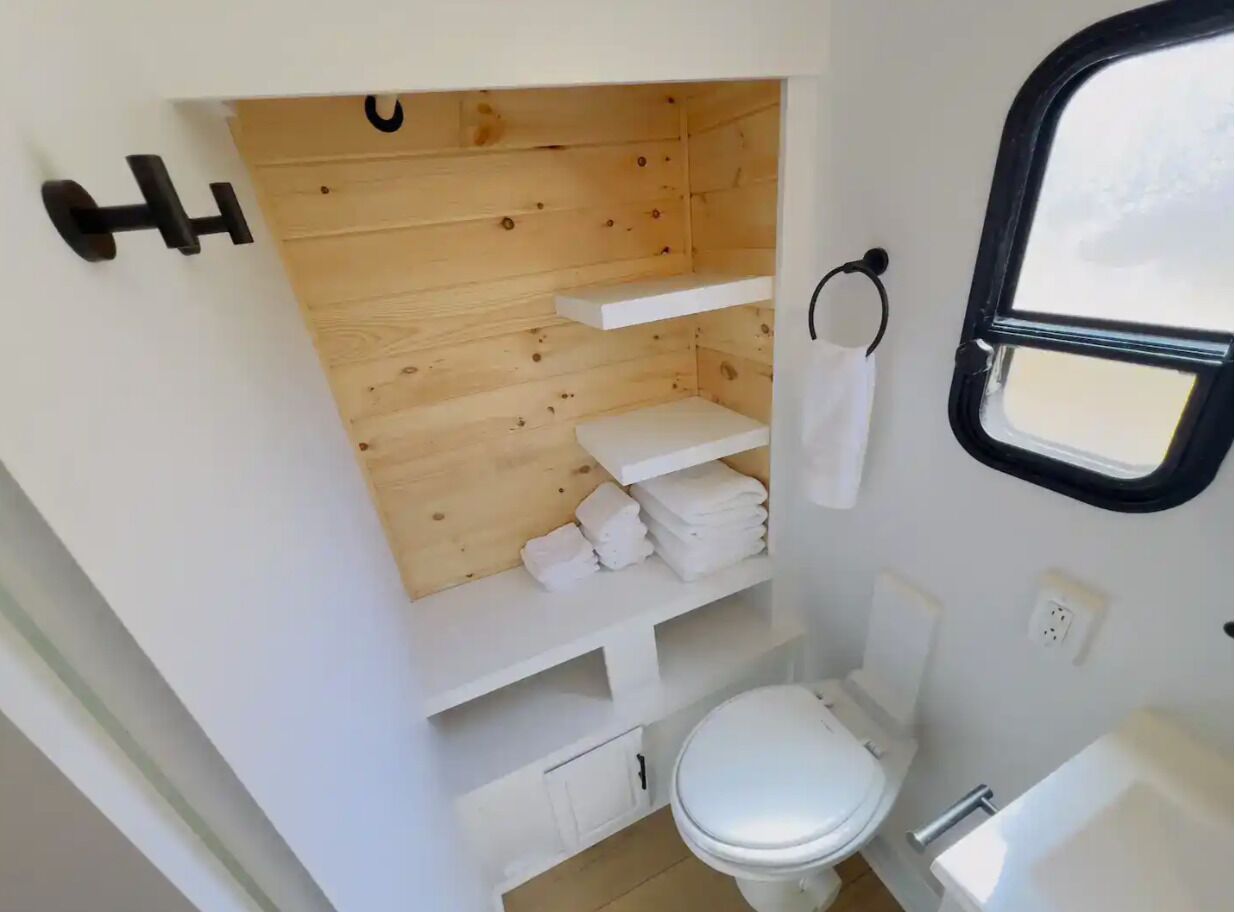 Douche, sèche-cheveux, serviettes fournies, papier toilette