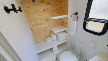 Douche, sĂšche-cheveux, serviettes fournies, papier toilette