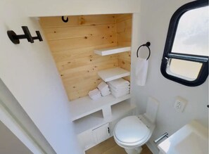 Douche, sèche-cheveux, serviettes fournies, papier toilette