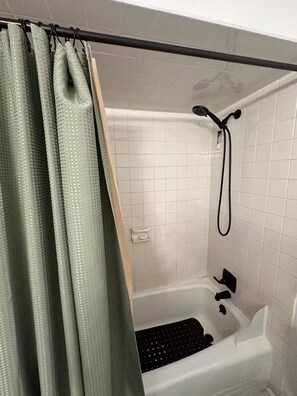 Toallas, jabón, papel de baño 