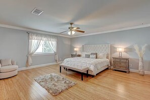 4 bedrooms, iron/ironing board, travel cot, free WiFi - Paradise Garden Resort And Spa (Houston)