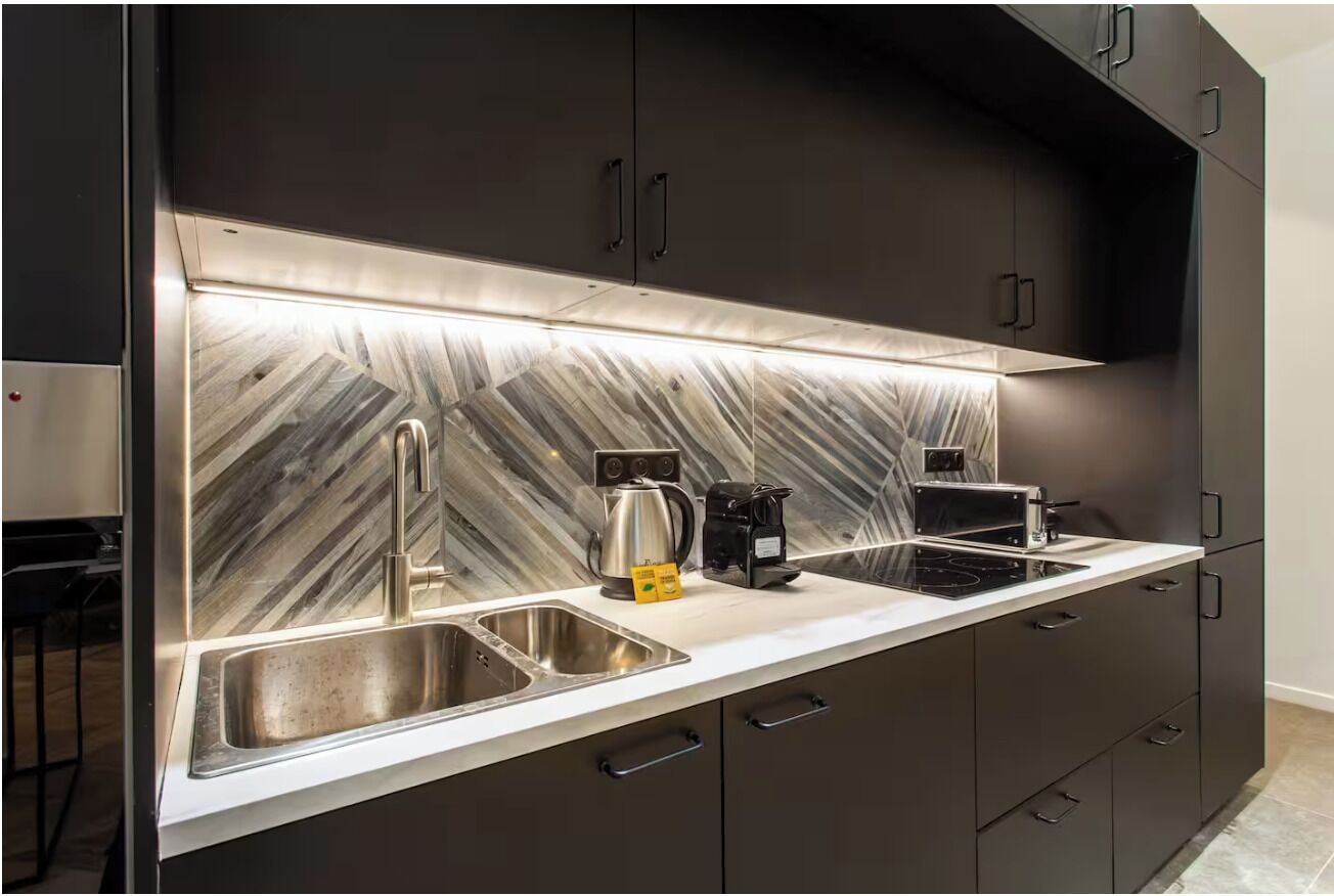 Family Apartment, 5 Bedrooms, City View | Private kitchen