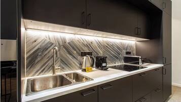 Family Apartment, 5 Bedrooms, City View | Private kitchen