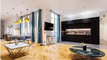 Family Apartment, 5 Bedrooms, City View | Living area