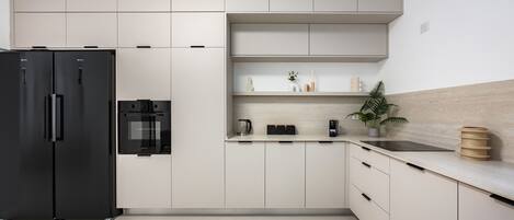 Een koelkast, een microgolfoven, een oven, een kookplaat