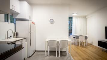 Réfrigérateur, four à micro-ondes, un four, surface de cuisson