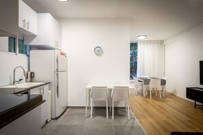 Køleskab, mikrobølgeovn, ovn, kogeplade