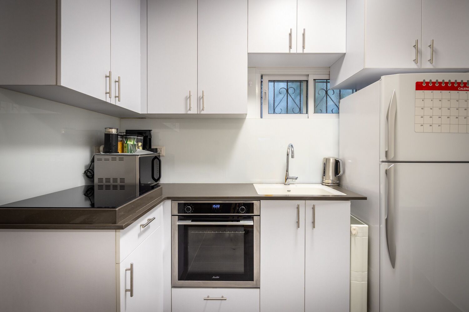 Kjøleskap, mikrobølgeovn, ovn og kokeplater