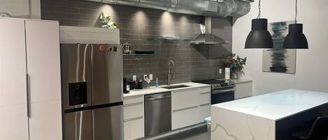 Fridge, oven, stovetop, dishwasher