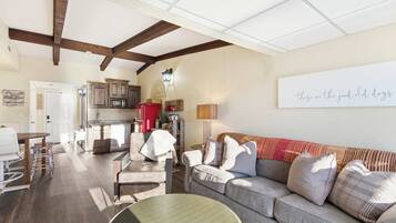 Condo, 1 King Bed, Patio (Lakin it Easy!) | Living area