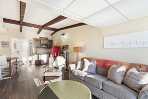 Condo, 1 King Bed, Patio (Lakin it Easy!) | Living area