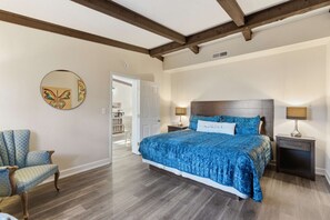 Condo, 1 cama King, varanda (Lakin it Easy!) | 1 quarto, individualmente decorados, individualmente mobiliados