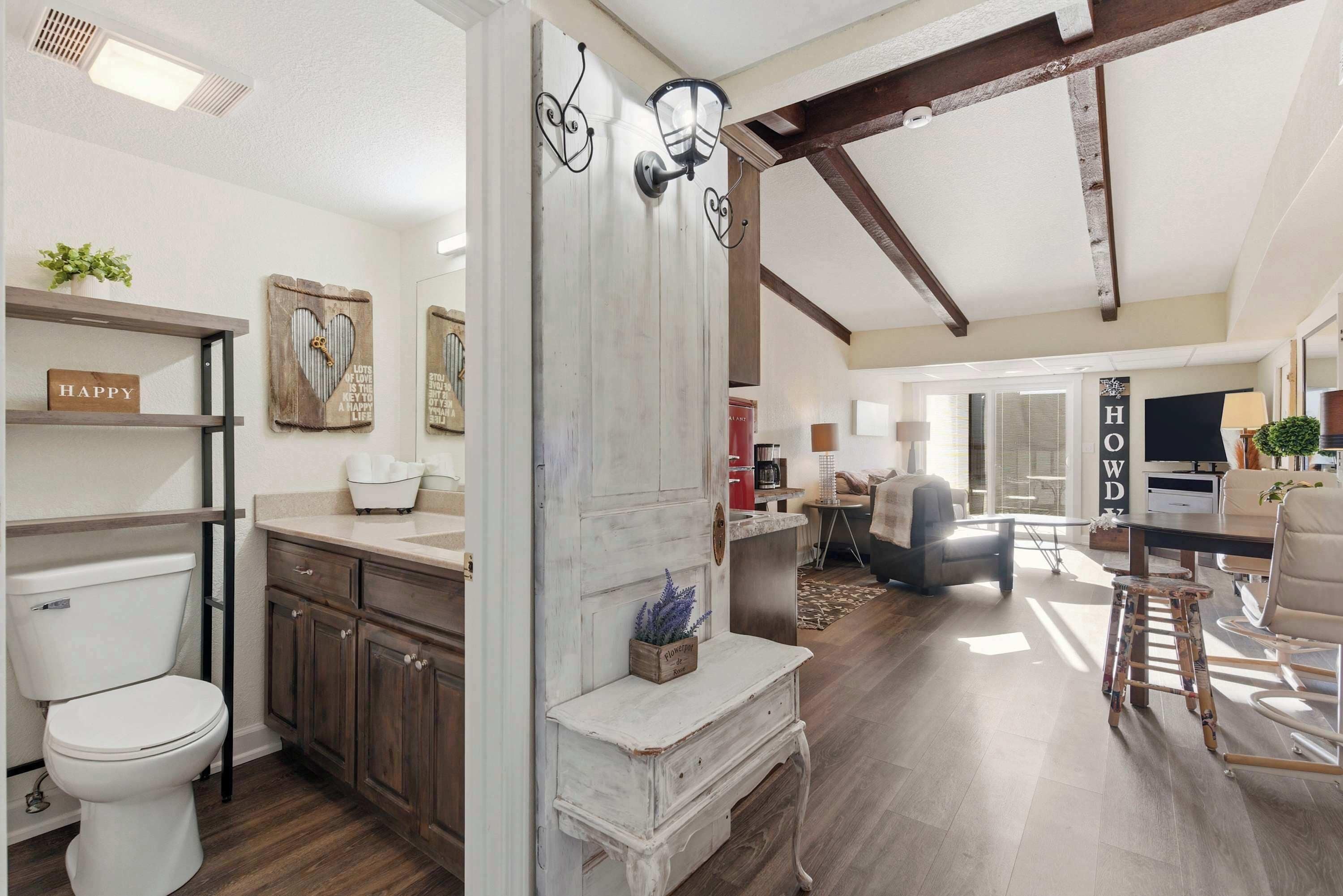 Condo, 1 King Bed, Patio (Lakin it Easy!) | Interior