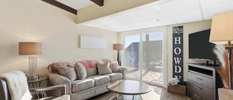 Condo, 1 King Bed, Patio (Lakin it Easy!) | Living area