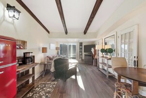 Condo, 1 King Bed, Patio (Lakin it Easy!) | Living area