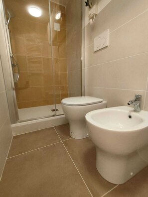 Shower, hair dryer, bidet, towels - Belvedere da Spianata: vantage point, close to downtown and convenient to bars/shops (Genova)