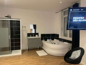 Shower - Le Nid Cosy 2, Balnéo et wifi (Tourcoing)