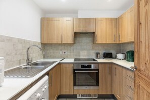 Fridge, microwave, oven, coffee/tea maker - GuestReady - Modern Retreat in London's Docklands (London)