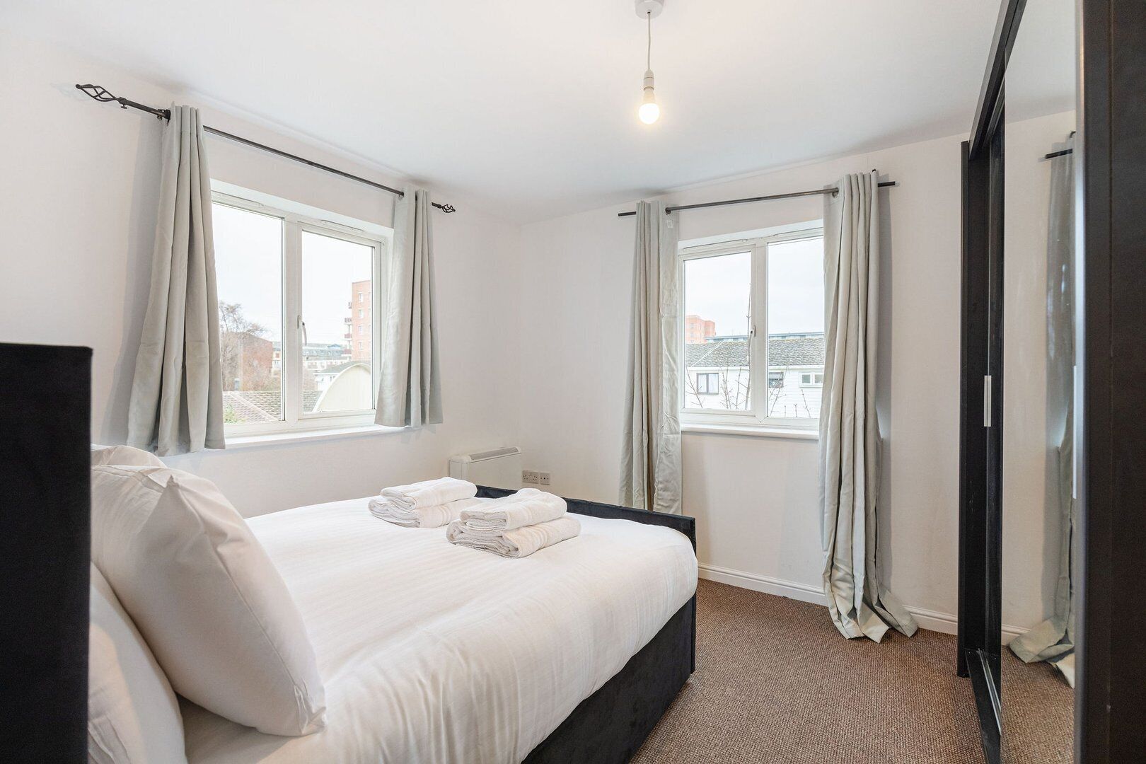 2 habitaciones, tabla de planchar con plancha, internet y ropa de cama 