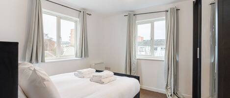 2 habitaciones, tabla de planchar con plancha, internet y ropa de cama