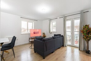TV - GuestReady - Modern Retreat in London's Docklands (London)