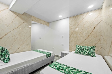 Cortinas blackout, tabla de planchar con plancha y wifi gratis . Casa Hotel Ecosuite