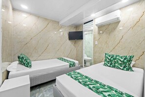 Kamar Triple Superior | Tirai kedap cahaya, setrika/meja setrika, dan Wi-Fi gratis